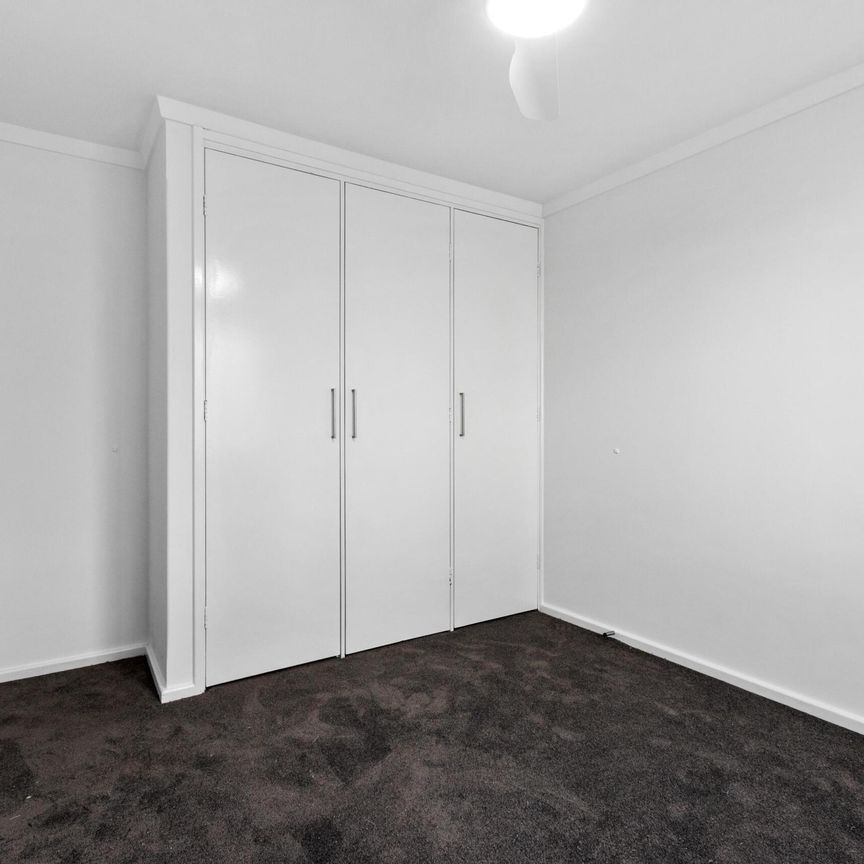LIGHT AND BRIGHT 2 BEDROOM MODERN APARTMENT IN SECURE COMPLEX! - Photo 1