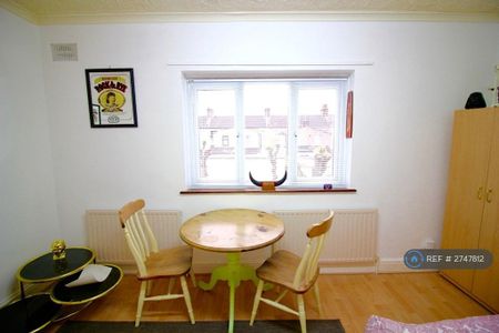 1 bedroom in a flat share to rent - Photo 5