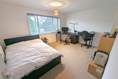 Thorsden Close, Woking, Surrey, GU22 - Photo 2