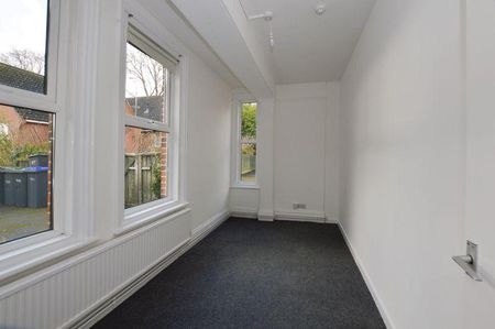 3 bedroom ground floor flat to rent - Photo 2