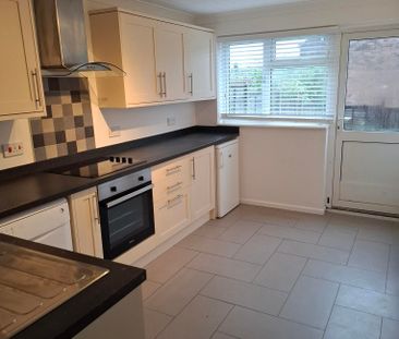 Two bedroom terraced house in Winklebury, Basingstoke - Photo 4