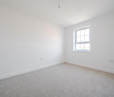 3 bedroom end of terrace house to rent - Photo 4