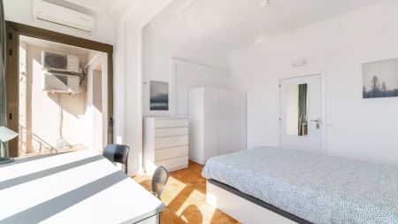 Room in a shared 19-bedroom apartment for rent in l'Antiga Esquerra de l'Eixample - Photo 3