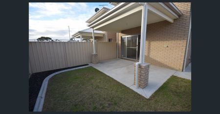 Modern 3 Bedroom Townhouse - Photo 4