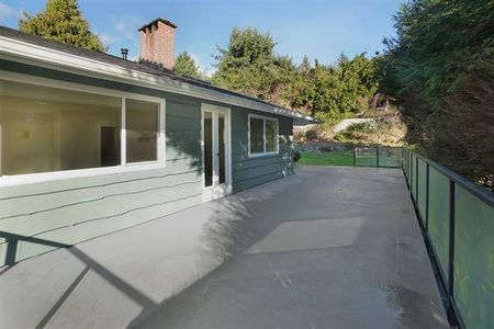 Charming Ocean View in Dundarave/Queens –Prime Location Near Schools - Photo 5