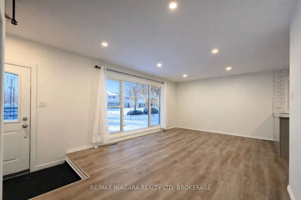 128 Toulon Crescent #UPPER - Photo 1