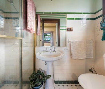 Charming Retro Cottage Living - Photo 4