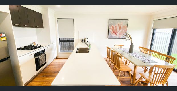 Spacious Modern family home - Fully Furnished - Photo 1