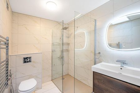 3 bedroom flat to rent - Photo 4