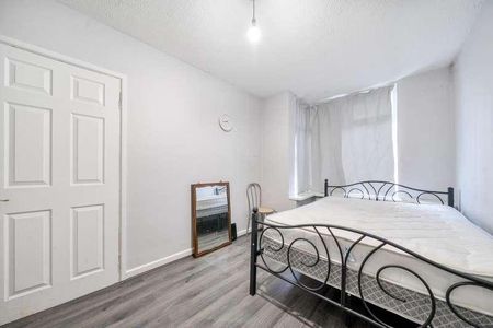 Reading, Berkshire, RG6 - Photo 4