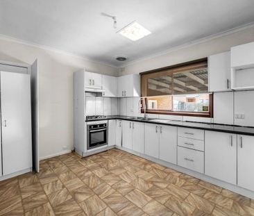 Charming 3-Bedroom Home in Lalor - Photo 3