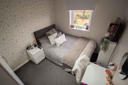 Westfield Court, Hyde Park, Leeds, LS3 1DL - Photo 5