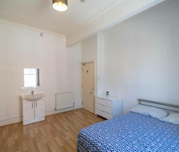 66, Micklegate - Photo 3