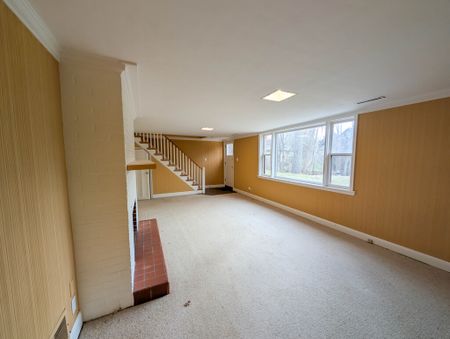 3 Bedroom Home in Prestigious Oakville Neighborhood! - Photo 2