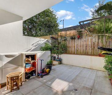 Spacious modern two-bedroom townhouse with lock-up garage - Photo 5