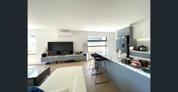 $300 per week for one master bedroom with own bathroom and fully furnished in a brand-new luxurious Waterfront Home in safe and new neighbourhood - Photo 1