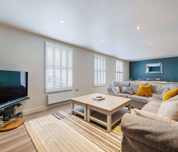Stunning fully furnished first floor apartment with secure parking ... - Photo 1