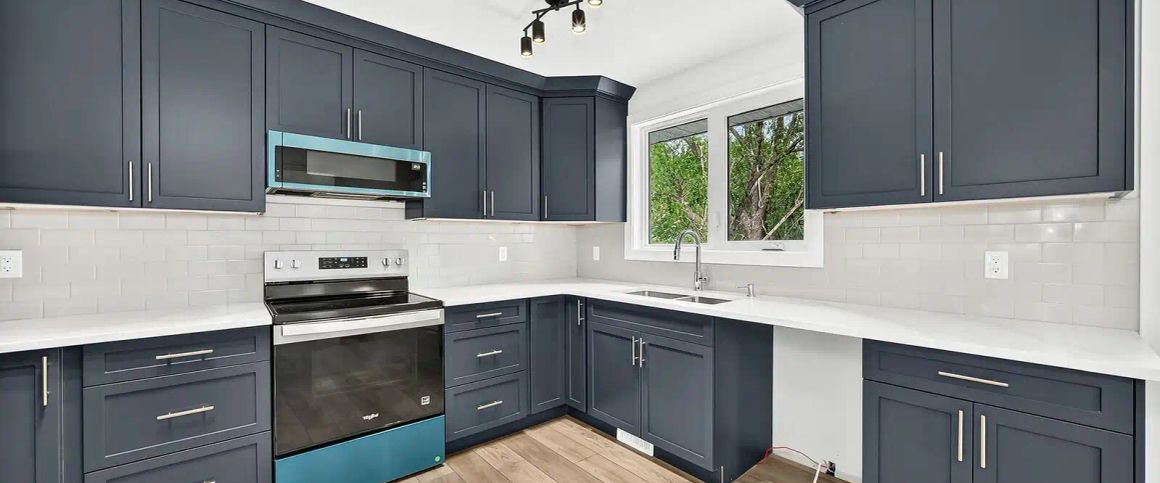 Newly renovated, furnished house, walk to Train & university — 4 Bedrooms+ Den House - Photo 1