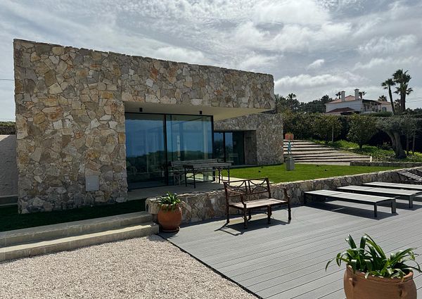 Newly built light three-bedroom villa located in the village of Janas, Sintra