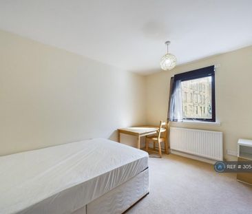 3 bedroom flat to rent - Photo 3