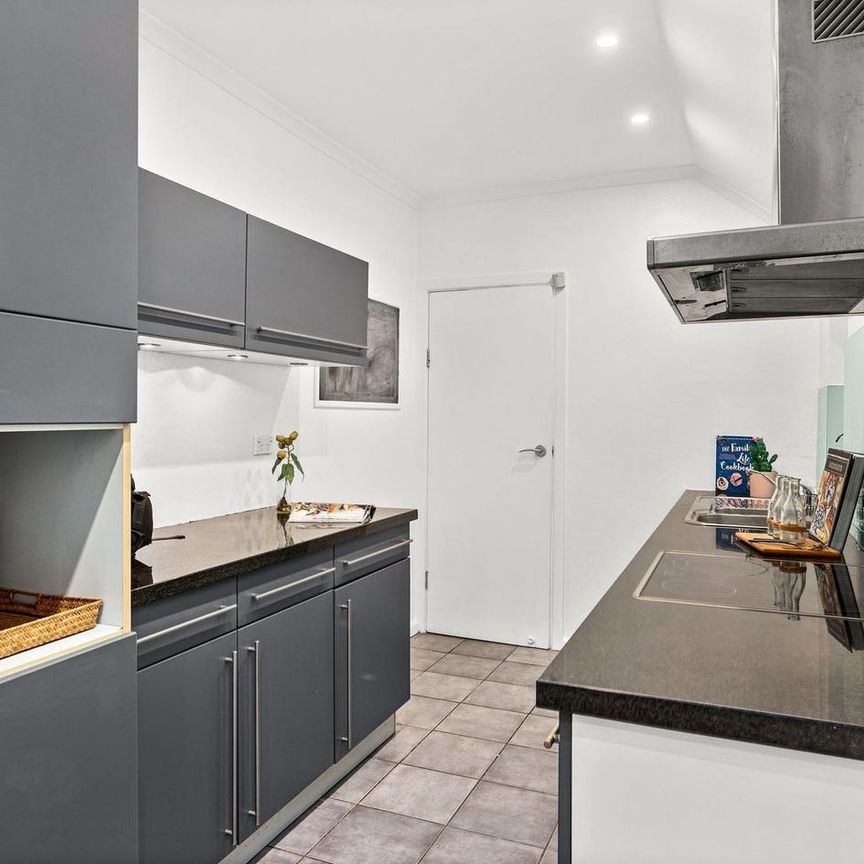 A sophisticated & charming terrace with rear lane access + parking | Prime city fringe location - Photo 1