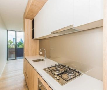 Large, Top Floor Apartment with Amazing City Views! - Photo 1