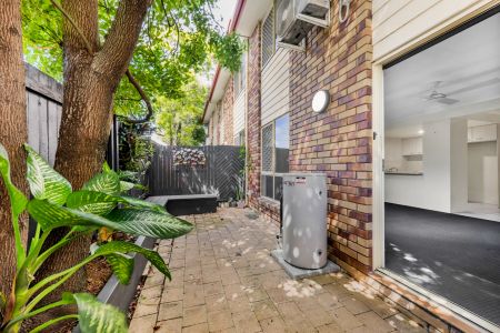 Convenient Coastal Living 3 Bedroom Home Close to Schools, Shops & Beaches - Photo 3