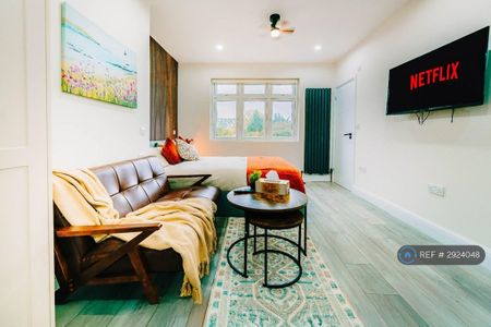 1 bedroom in a house share to rent - Photo 2