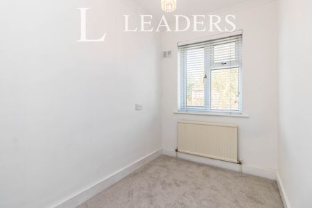 4 bedroom house to rent Caesars Walk, Mitcham, CR4 - Photo 5