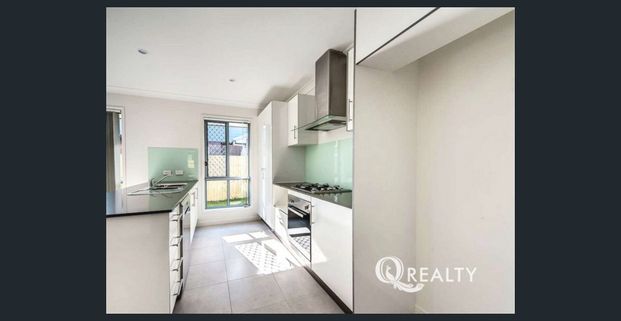 🏡Well Located Family Home Close to Ammenities! - Photo 1