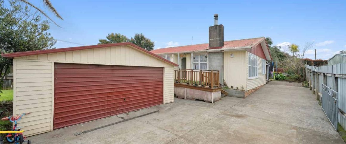 Rent: Spacious Family Home with Bonus Sleepout! - Photo 1