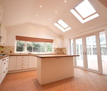 4 bedroom detached bungalow to rent - Photo 2