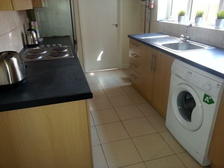 4 Bedroom Terraced To Rent in Nottingham - Photo 5