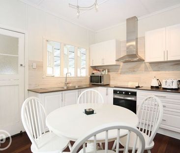 Stylish 3 Bedroom Home - Photo 3