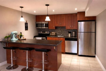 For Lease - 708 Mountview Place, Newmarket, Ontario - Photo 2