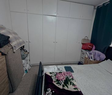 Three bedroom house ideal for working families close to ilford station - Photo 4