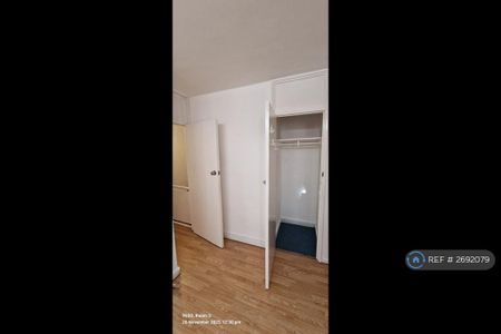 1 bedroom in a flat share to rent - Photo 3