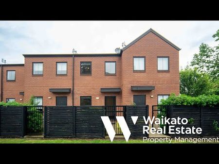 Cozy Two Bedroom Townhouse - Photo 2