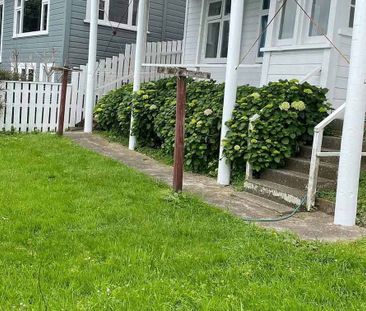 Sea views, flat lawn, close to shops & beach - Photo 4