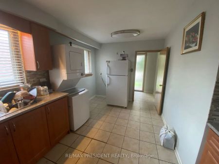 Detached Home For Lease | W9038936 - Photo 3