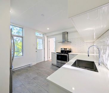 **Because You Deserve Renovated 4 1/2, TOP FLOOR, Metro Lasalle,Ver... - Photo 4