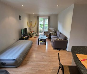 Flat to rent on - Photo 2