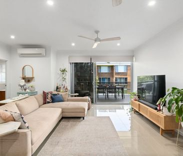 Modern Coorparoo Apartment with Spacious Balcony & Prime Location - Photo 1