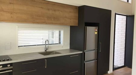 Brand New, Stylish One Bedroom Plus Study Townhouse! - Photo 3