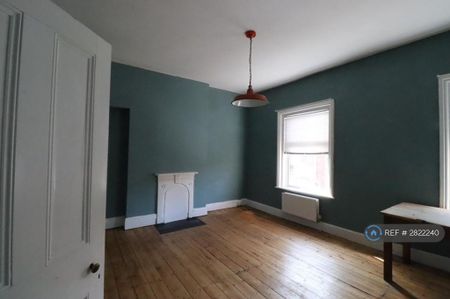 2 bedroom end of terrace house to rent - Photo 2