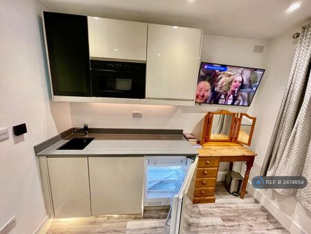 1 bedroom in a house share to rent - Photo 2