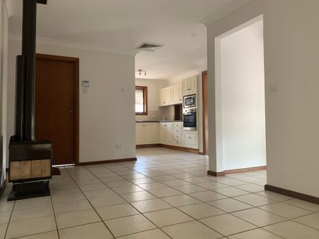 Within walking distance of shops, schools, public transport and parks. - Photo 5