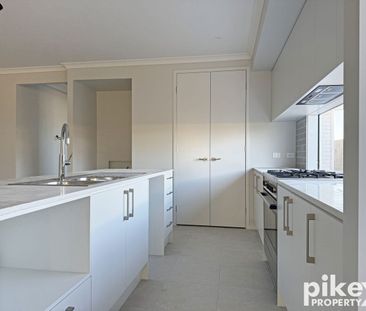 Kinma Valley Family Home - Multiple Living Spaces - Photo 5