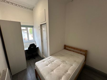 1 bedroom in a house share to rent - Photo 2