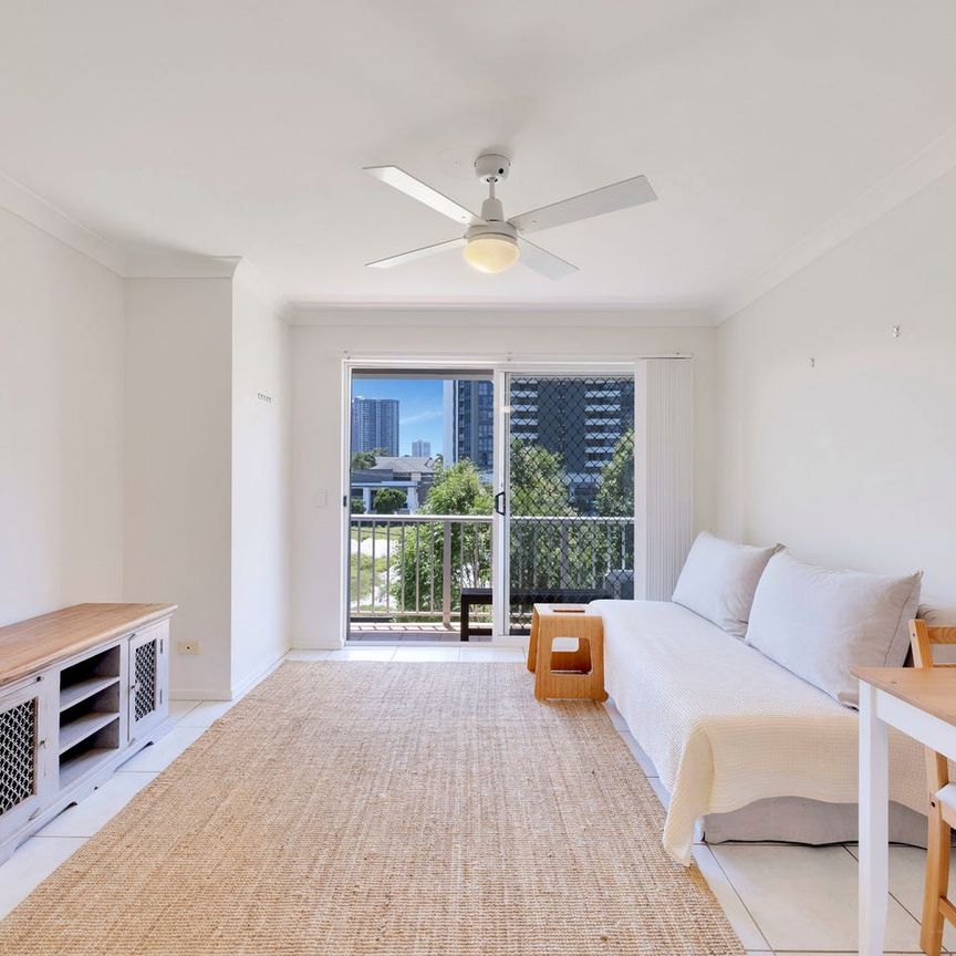 Top-Floor Coastal Living - furnished 1 bedroom - Photo 1